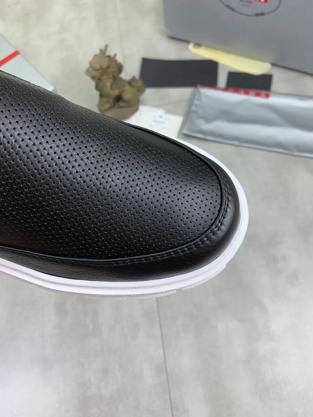 Men's shoes 💰P560💰[New model] The top version is available on the official website, 🆘 The trendy brand (Prada) mainly promotes the popular model, avant-garde and versatile fashionable men's shoes, private version mold opening, cowhide surface splicing 1:1.. Stylish and simple, original imported cowhide lining cowhide feet; the atmosphere and personality are more fashionable, eye-catching and pursuing class. It will subvert the old idea and be a must-have for fashionistas with you! Must keep it for yourself! Tall and comfortable, large and low, high-end quality workmanship. The new high-end outsole on the official website. Size: 38-45. 4️⃣colors available.